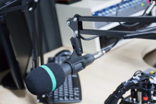 Broadcast room. Podcast SEO data and sources: checking tool and platform claims