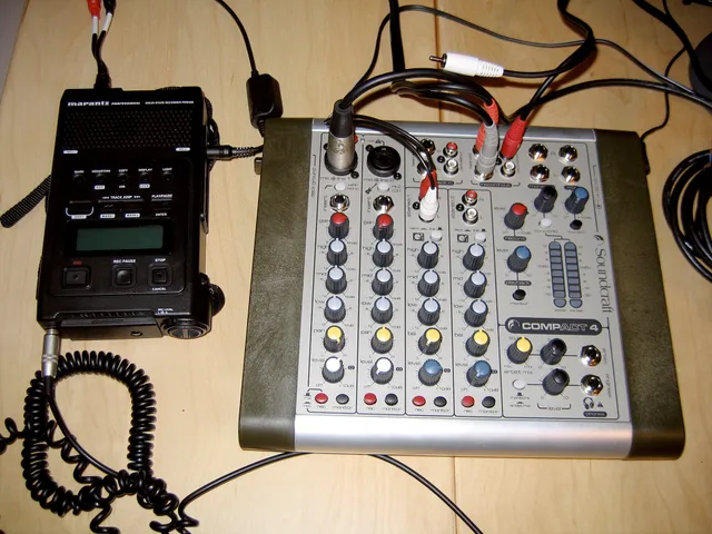 This is the Soundcraft Compact4 mixer and Marantz PMD660 digital recorder I use in my home podcast recording studio. Mouse over the photo to identify individual components. Marantz PMD670 solid state recorder (about $600 from eBay) with a 2-GB compact flash card. Soundcraft Compact4 mixer ($100). Podcast SEO supplier types and checks for UK shows
