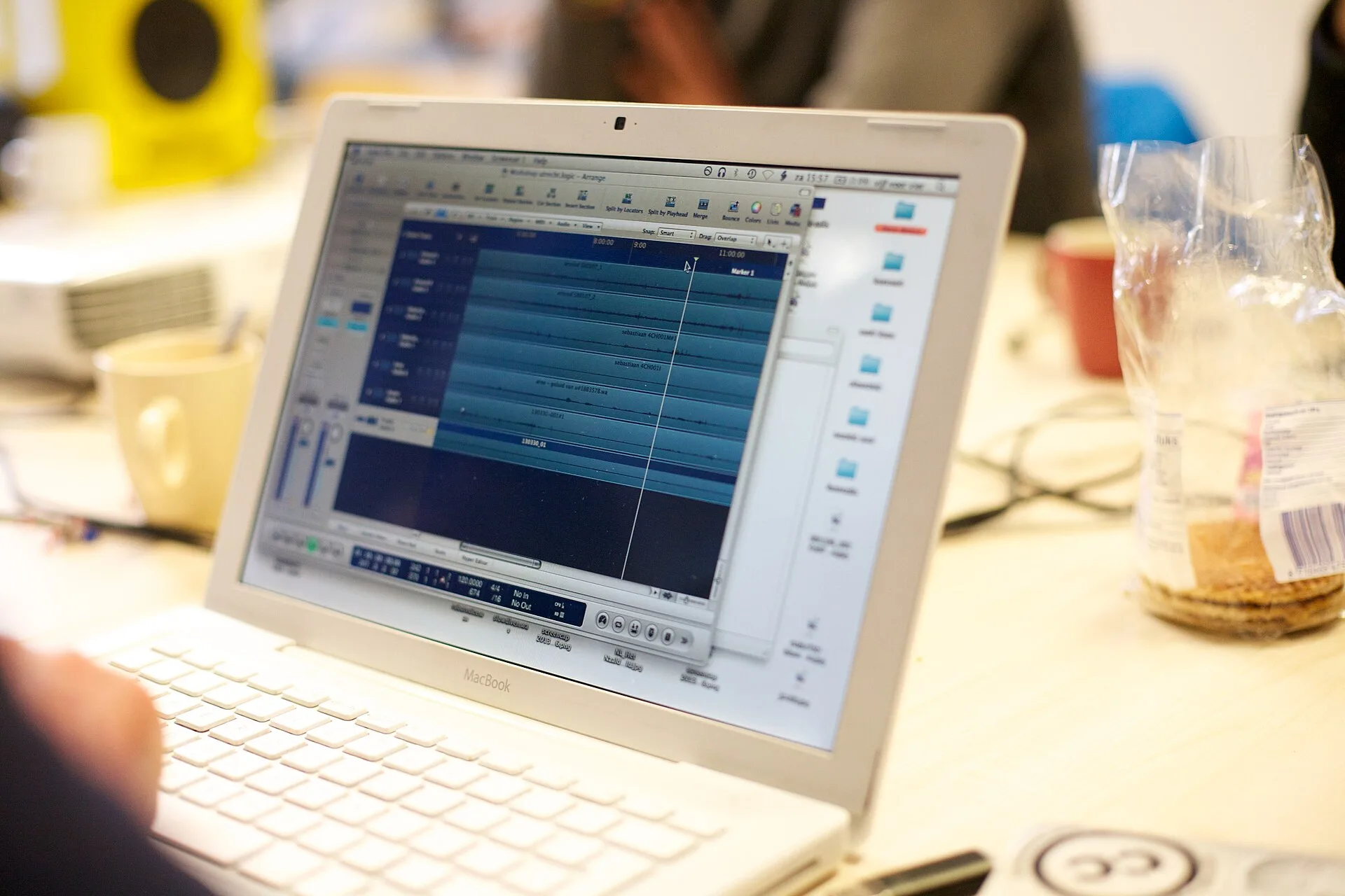A workshop field recording was organised at the Dutch Wikimedia chapter within the framework of the project Geluid van Nederland. The workshop was given by Arnoud Traa of De Auditieve Dienst. Topics discussed were (1) what is encyclopaedic sound and (2) how to record these sounds.