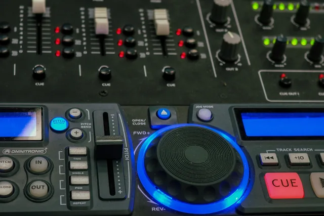 sound, mixer, sound studio, audio, volume, studio, party, controller, dj, amplifier, recording, teacher's desk, music, disco, dj, dj, dj, dj, dj. Podcast SEO operating workflow: the publish-day checks