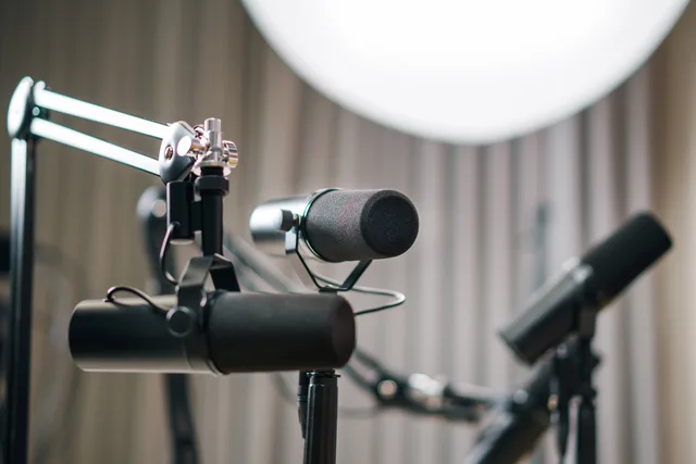 Close-up of dynamic microphones in a professional studio setting, ideal for podcasts and broadcasts. Why a podcast SEO quality checklist needs dated evidence