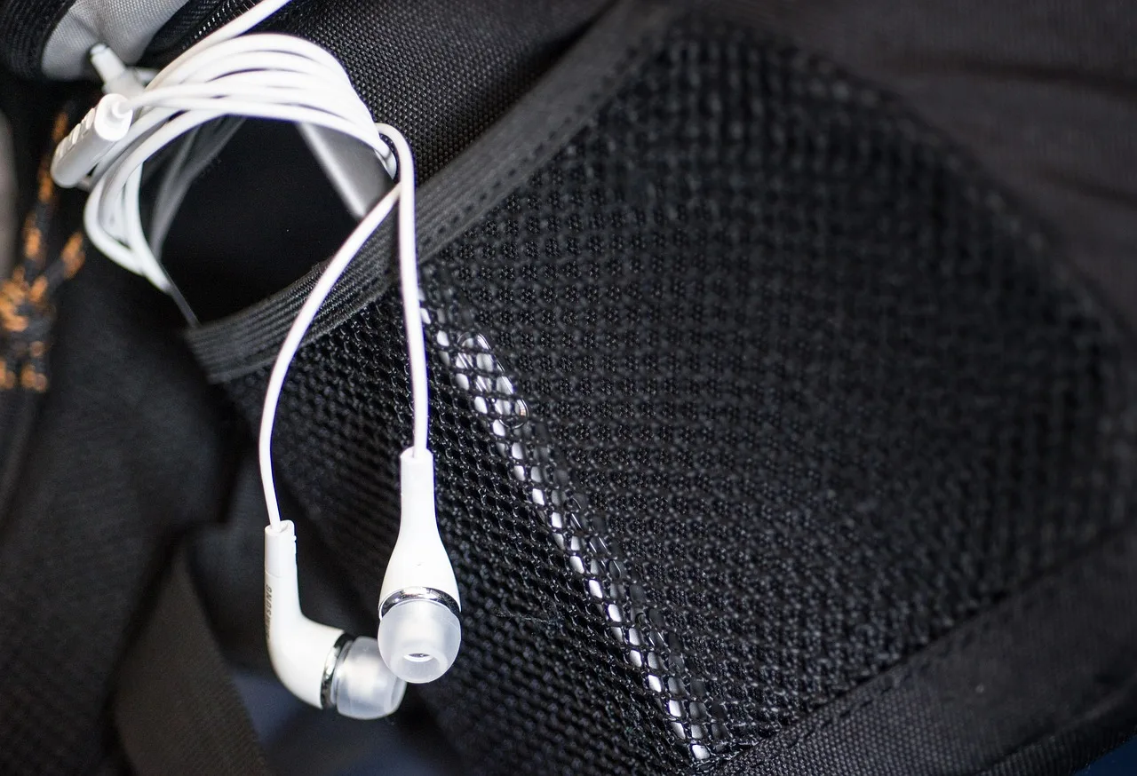 earphones, smartphone, telephone, cell, multimedia, mp3, sound, music, listen, head, phone, app, mobile, lifestyle, technology, person, gadget, listening, podcast, headphones, earphones, podcast, podcast, podcast, podcast, podcast